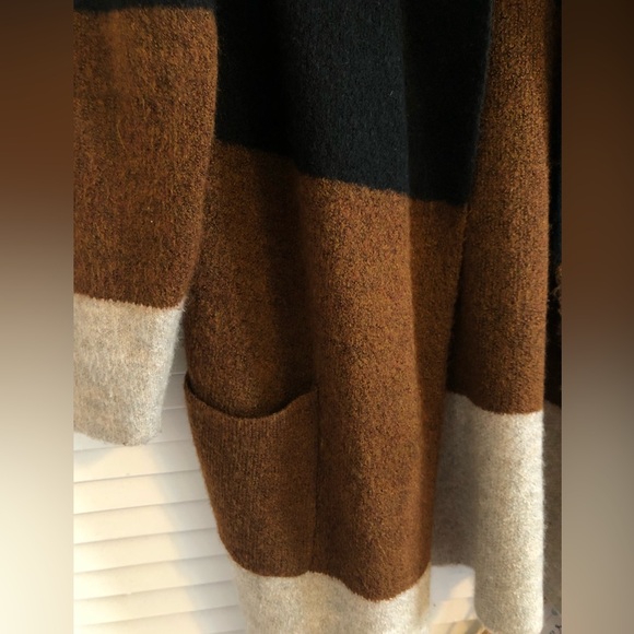 Neutral Colorblock Sweater with pockets - Picture 3 of 5